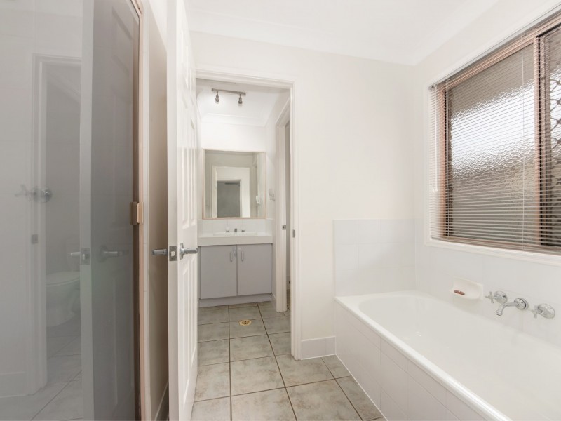 18 Palm Avenue, Raceview QLD 4305