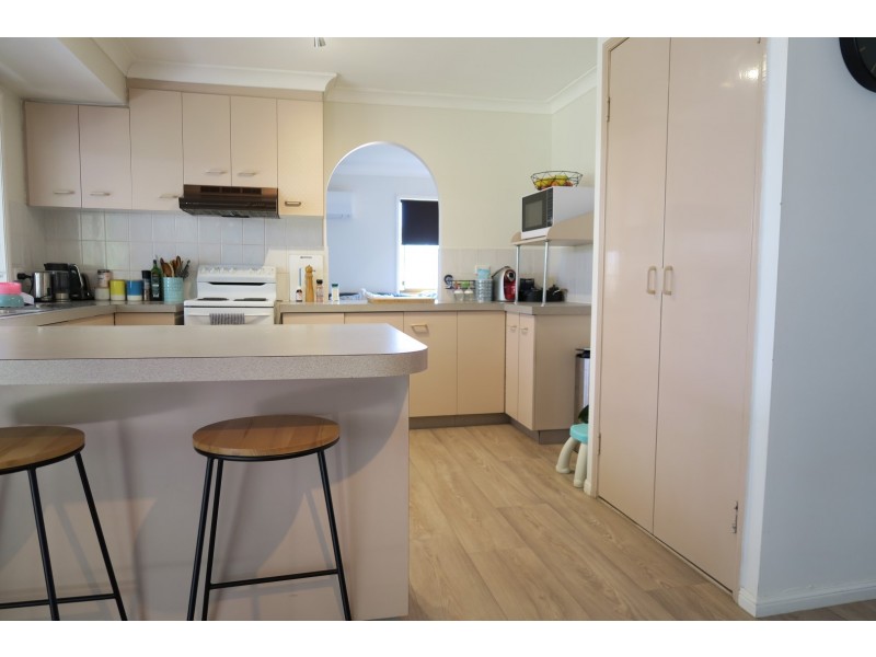 33 Hall Street, Peak Crossing QLD 4306