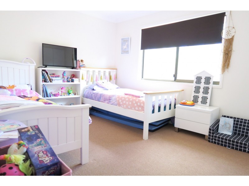 33 Hall Street, Peak Crossing QLD 4306