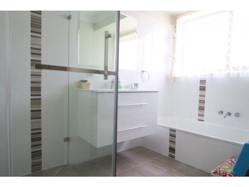 33 Hall Street, Peak Crossing QLD 4306