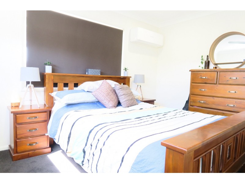 33 Hall Street, Peak Crossing QLD 4306