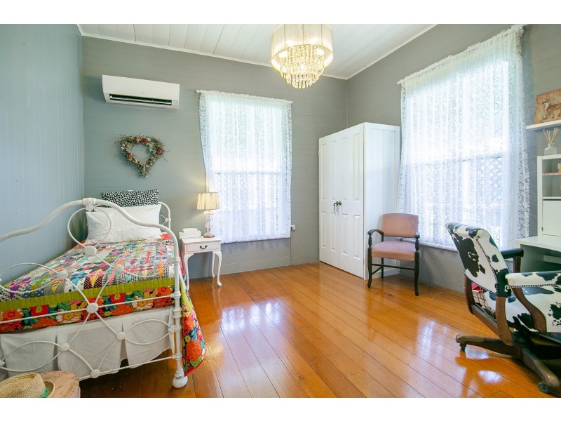 33 Pine Mountain Road, North Ipswich QLD 4305