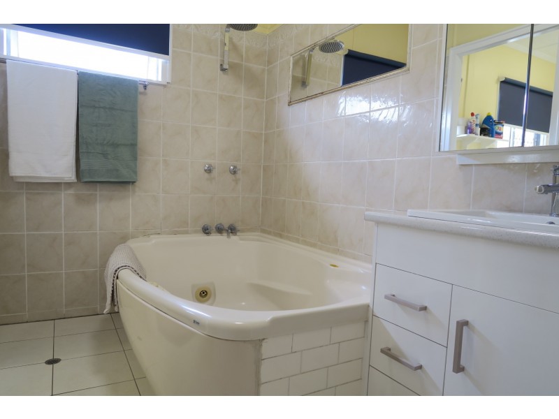 68A Cemetery Road, Eastern Heights QLD 4305