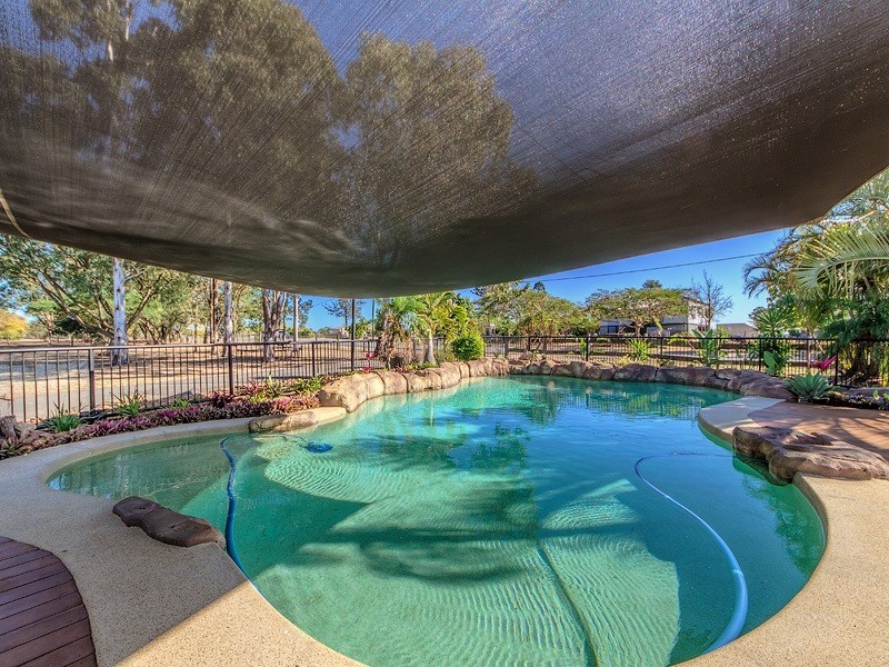 1 Roland Court, Peak Crossing QLD 4306