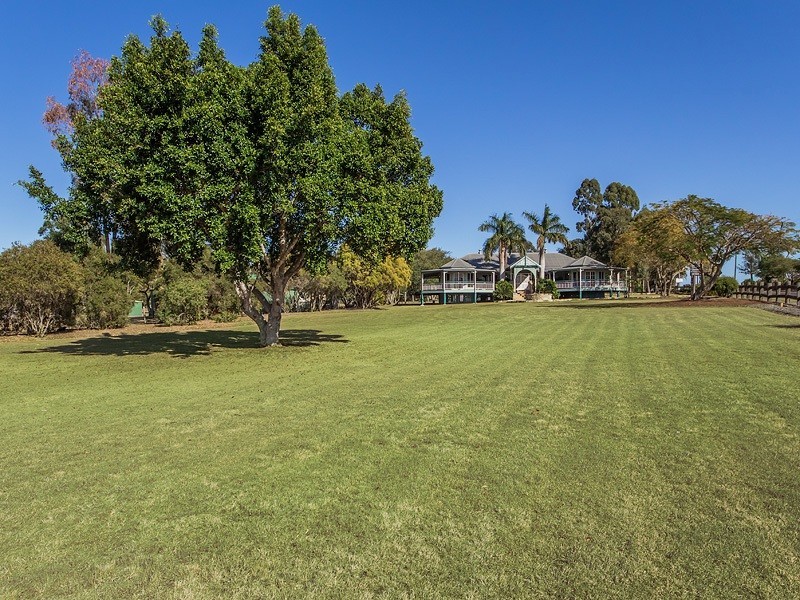 1 Roland Court, Peak Crossing QLD 4306