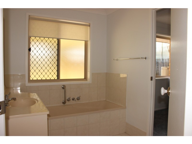 1/27 Cambridge Street, Silkstone QLD 4304