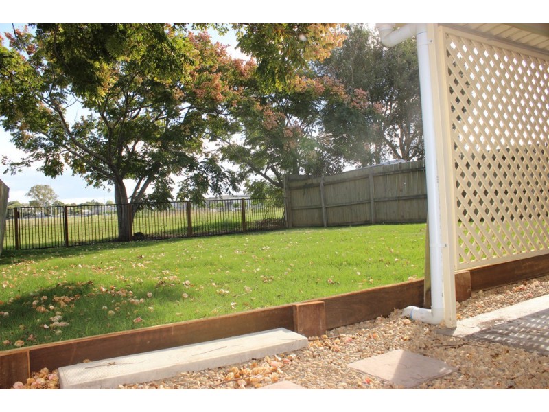 1/27 Cambridge Street, Silkstone QLD 4304