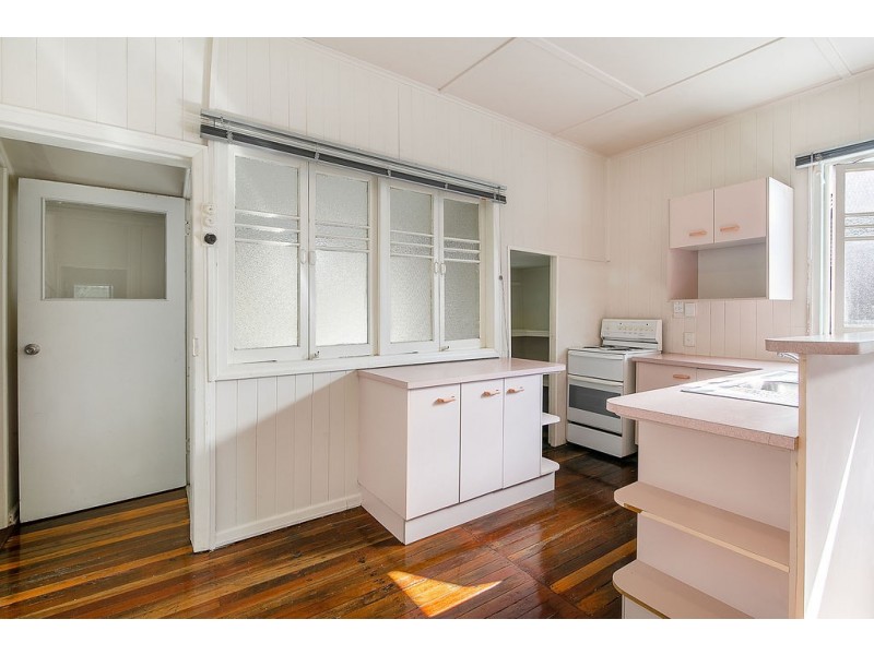 21 Russell Street, Silkstone QLD 4304