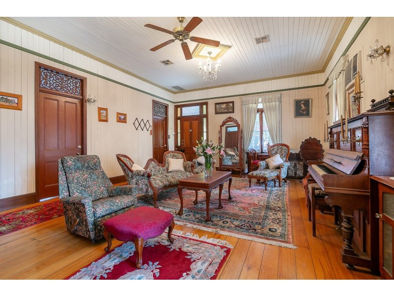 72 Chermside Road, Newtown QLD 4305