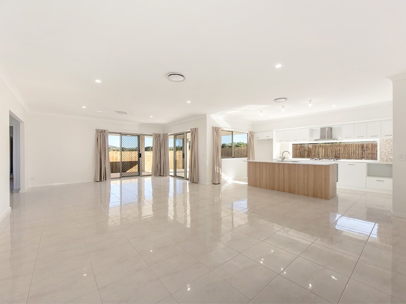 8 Dennis Street, Walloon QLD 4306