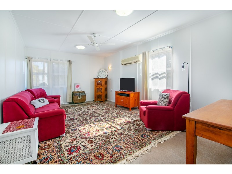 8 William Street, Blackstone QLD 4304