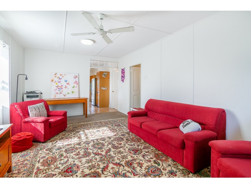 8 William Street, Blackstone QLD 4304