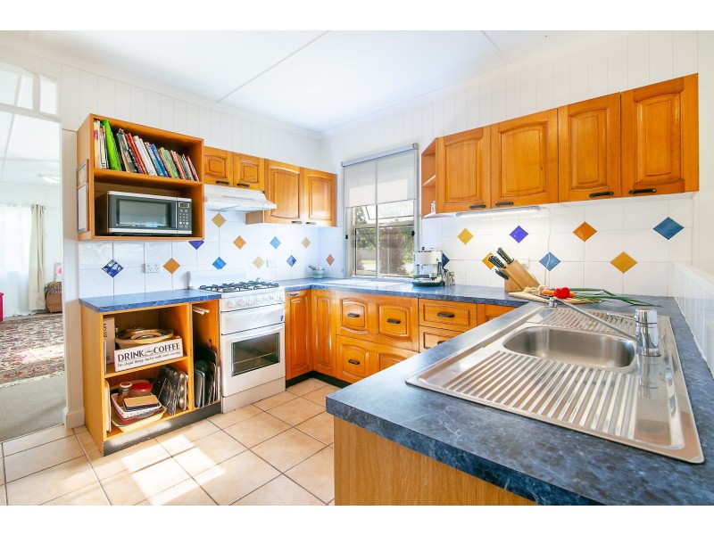 8 William Street, Blackstone QLD 4304