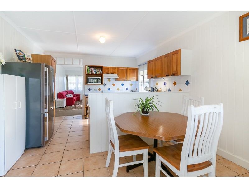 8 William Street, Blackstone QLD 4304