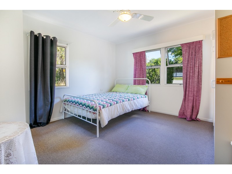 8 William Street, Blackstone QLD 4304