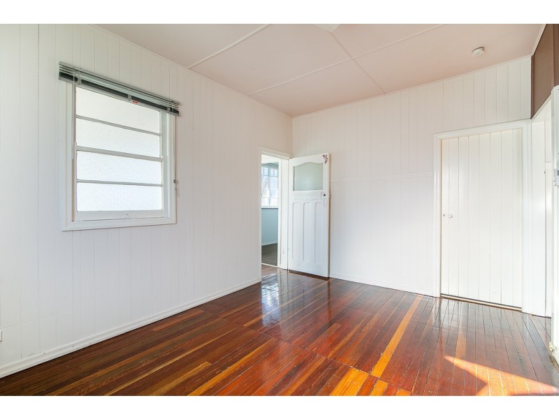 21 Russell Street, Silkstone QLD 4304