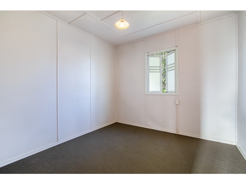 21 Russell Street, Silkstone QLD 4304