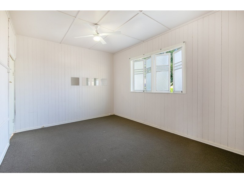 21 Russell Street, Silkstone QLD 4304