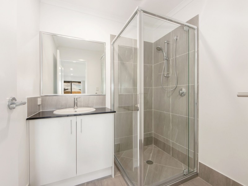 2/70 Wallace Street, Walloon QLD 4306