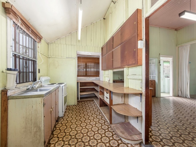 21 Blackstone Road, Eastern Heights QLD 4305