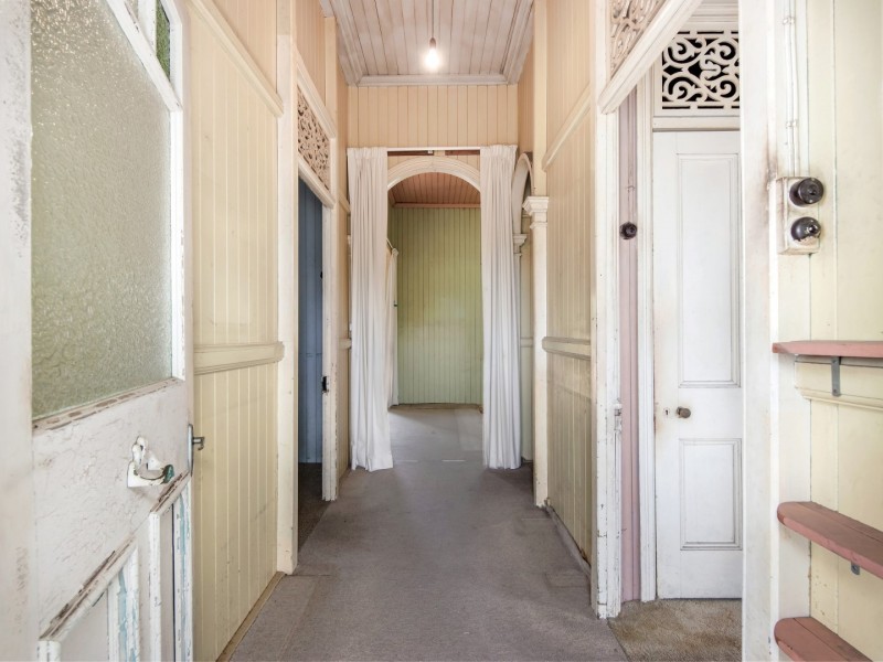 21 Blackstone Road, Eastern Heights QLD 4305