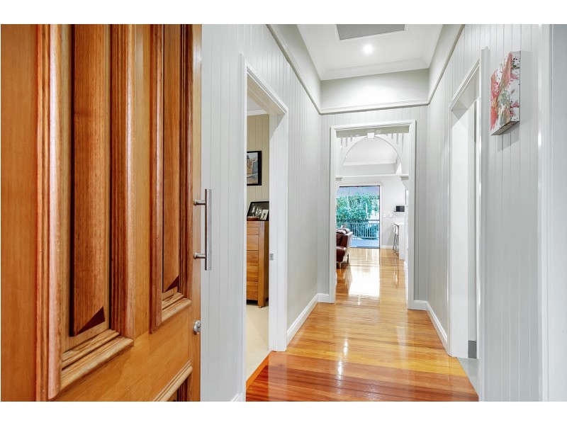 2 Queen Street, Newtown QLD 4305