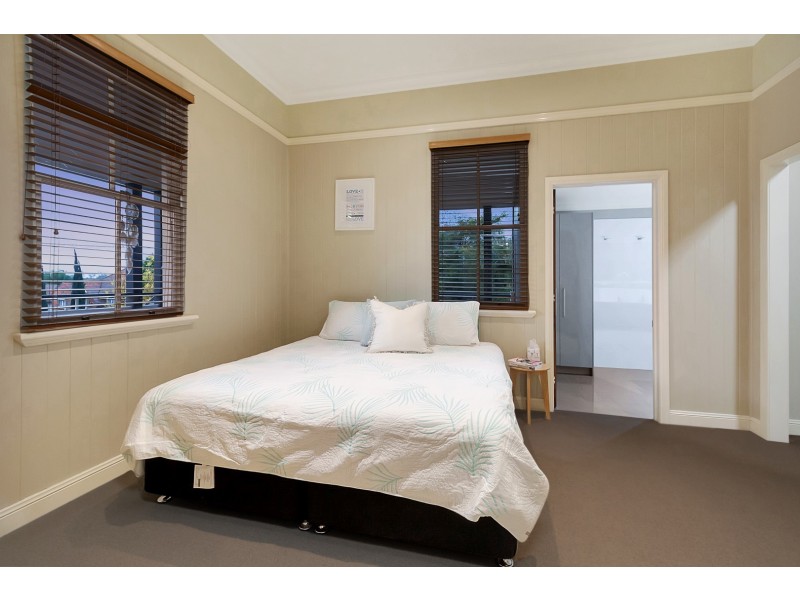 2 Queen Street, Newtown QLD 4305