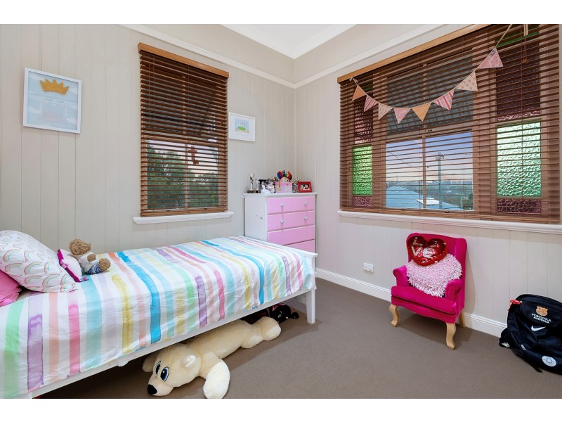 2 Queen Street, Newtown QLD 4305