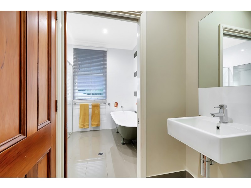 2 Queen Street, Newtown QLD 4305