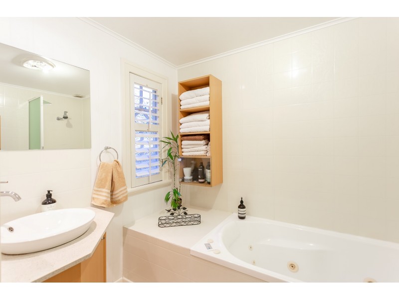 8 Menzies Lane, Eastern Heights QLD 4305