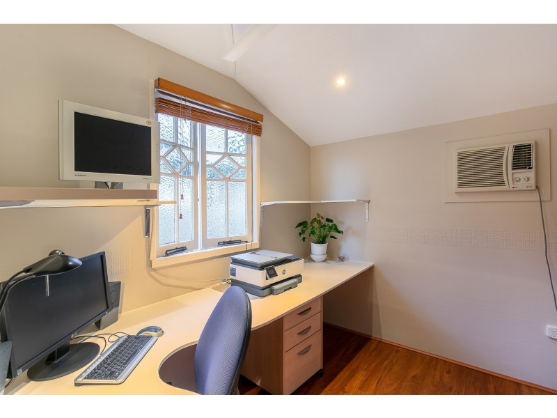 8 Menzies Lane, Eastern Heights QLD 4305
