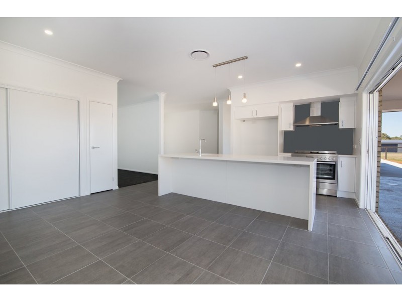 27 Adelong Avenue, Thagoona QLD 4306