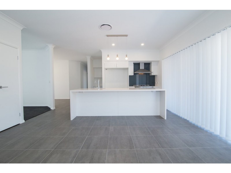 27 Adelong Avenue, Thagoona QLD 4306