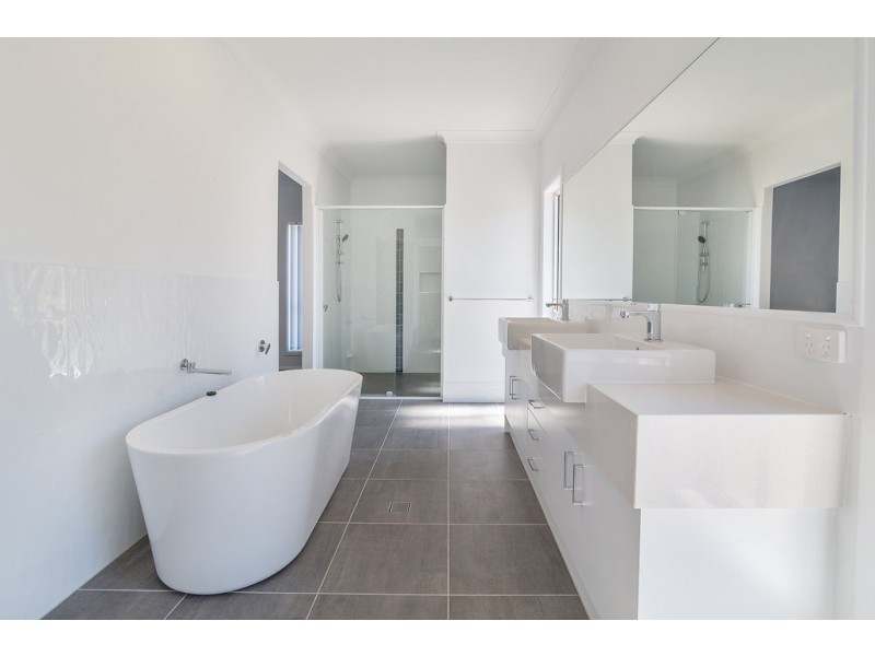 27 Adelong Avenue, Thagoona QLD 4306