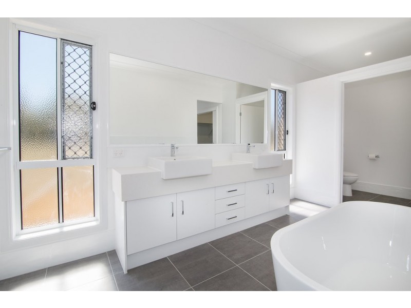 27 Adelong Avenue, Thagoona QLD 4306