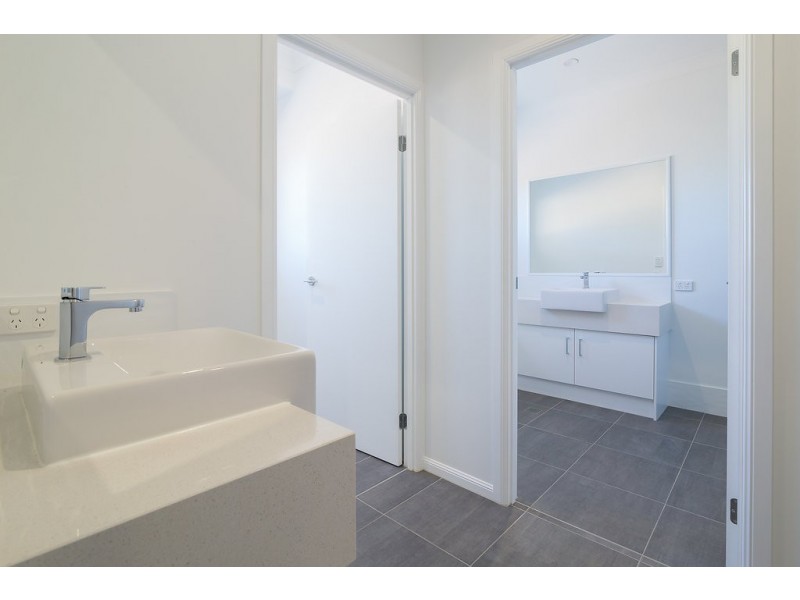 27 Adelong Avenue, Thagoona QLD 4306