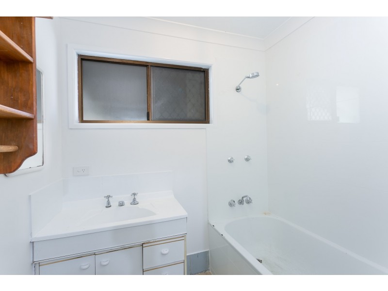 4 Calvin Street, Walloon QLD 4306