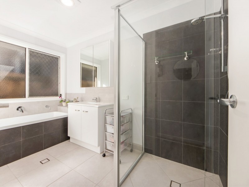 8 Pintail Circuit, Deebing Heights QLD 4306