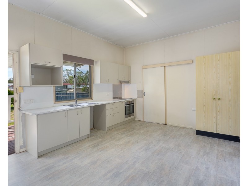 192 South Station Road, Silkstone QLD 4304