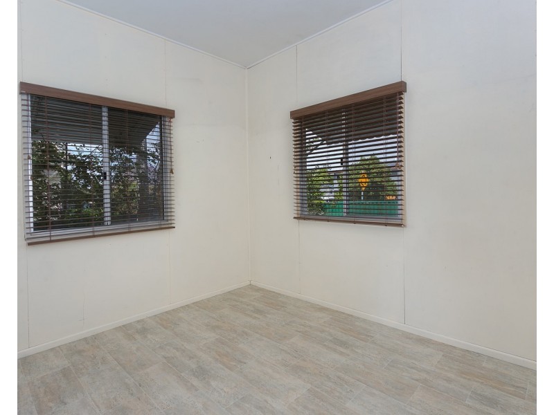 192 South Station Road, Silkstone QLD 4304