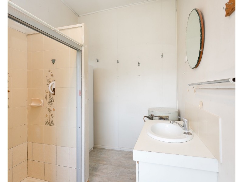 192 South Station Road, Silkstone QLD 4304