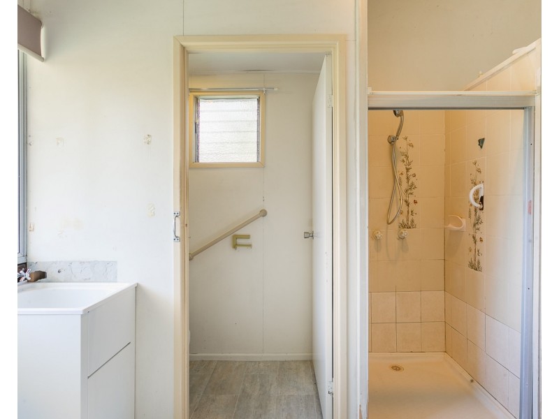 192 South Station Road, Silkstone QLD 4304