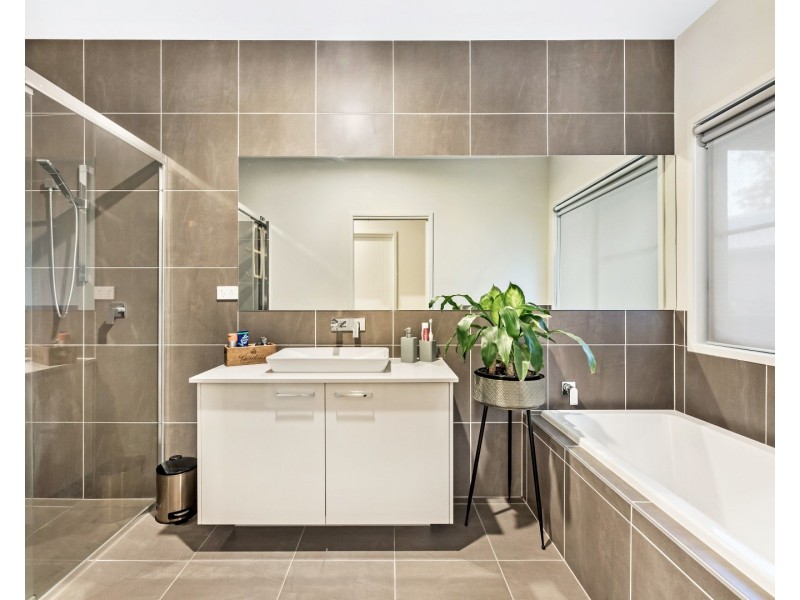 34 Shiloh Court, Pine Mountain QLD 4306