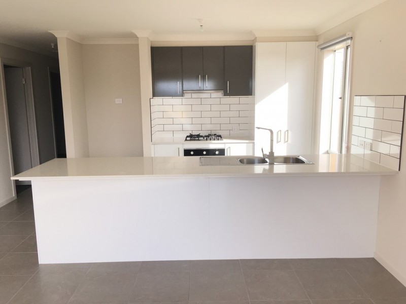 168 Thoroughbred drive, Clyde North VIC 3978