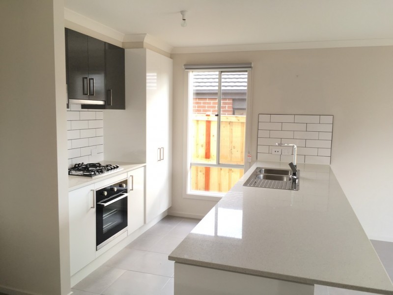 168 Thoroughbred drive, Clyde North VIC 3978