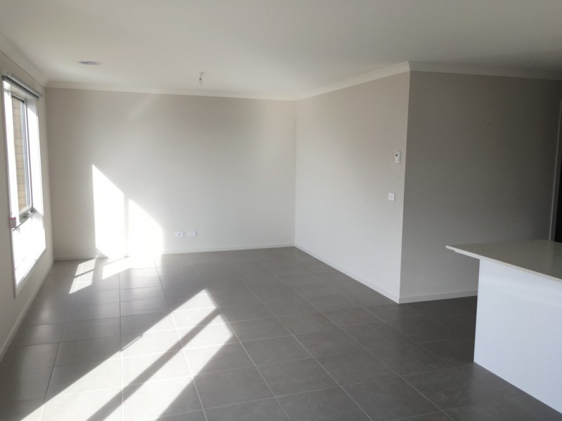 168 Thoroughbred drive, Clyde North VIC 3978