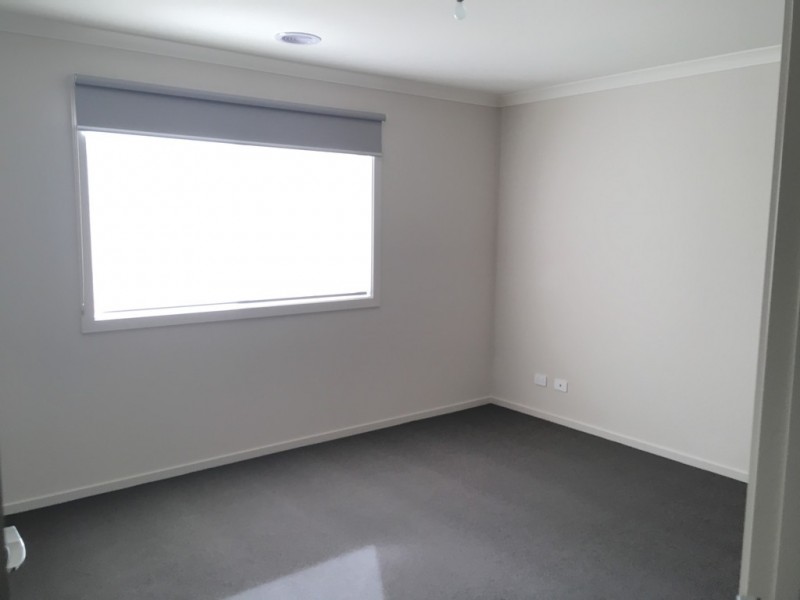 168 Thoroughbred drive, Clyde North VIC 3978