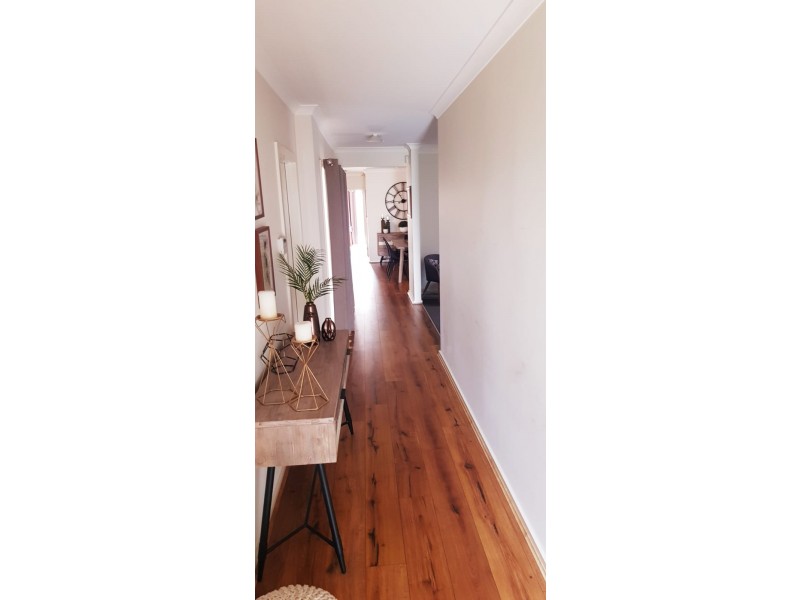 6 Abbeygate way, Cranbourne West VIC 3977