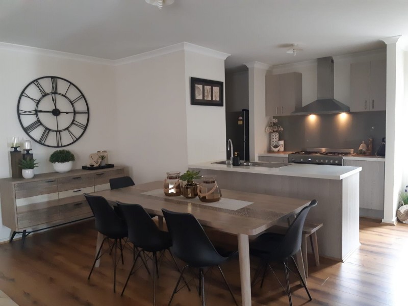 6 Abbeygate way, Cranbourne West VIC 3977