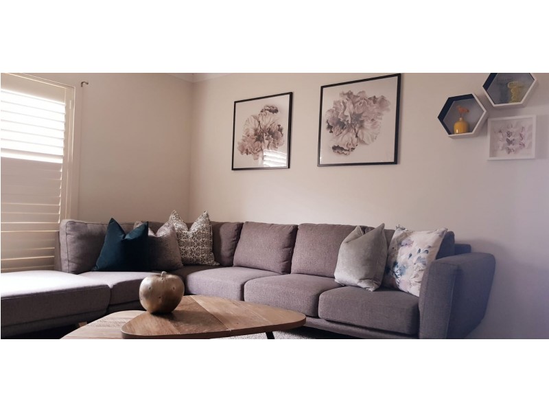 6 Abbeygate way, Cranbourne West VIC 3977